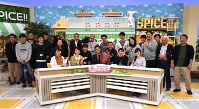日本海テレビのスタッフと集合写真