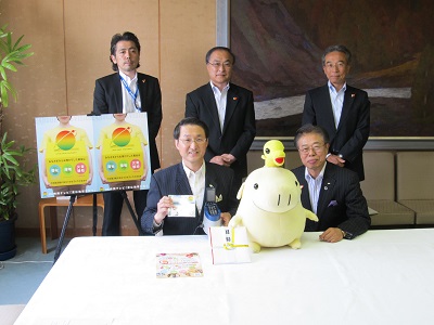 鳥取県庁にて平井鳥取県知事に贈呈しました